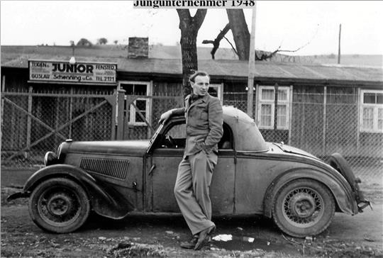 Jung und schnieke: Theodor Karl Peter Schenning vor seinem Junior-Werk 1949. Das Foto stammt aus Friedhelm Geyers Buch „Goslar im Krieg und in den Jahren danach“.