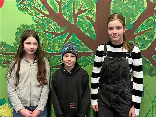 Junge CvD-Forscher (v.l.): Emma Sauter, Ole Giesecke und Wanda Lamm starten mit ihrem Quatrokopter-Projekt in der Altersklasse „Schüler experimentieren“ (bis 14 Jahre). Foto: Privat