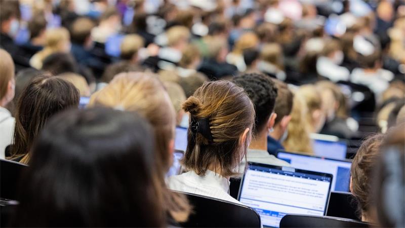 Junge Frauen beenden ihr Bachelor-Studium häufiger nach acht Semestern als junge Männer. (Symbolbild)