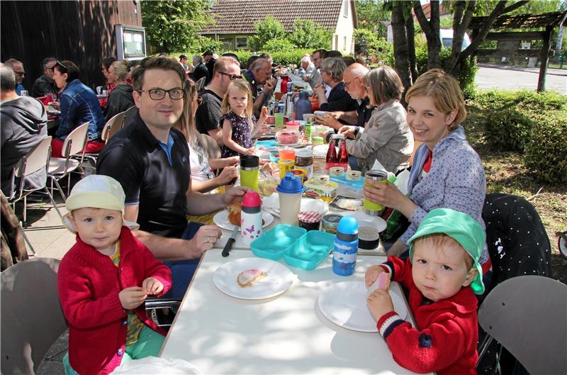 Junge Gäste: Charlotte (2) und Christopher (4) genießen das Frühstück.  Foto: Hohaus