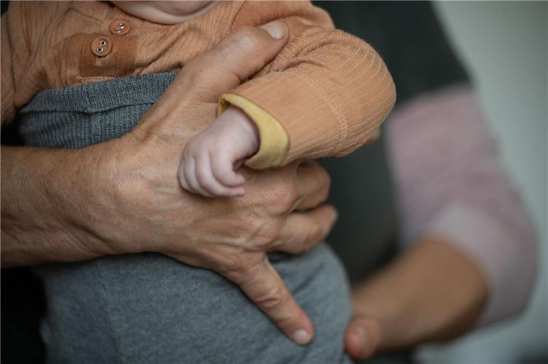 Opa mit Anfang 40 - Was junge Großeltern ausmacht Junge Großeltern sind in Deutschland ein seltenes Phänomen, der Trend geht in eine andere Richtung.