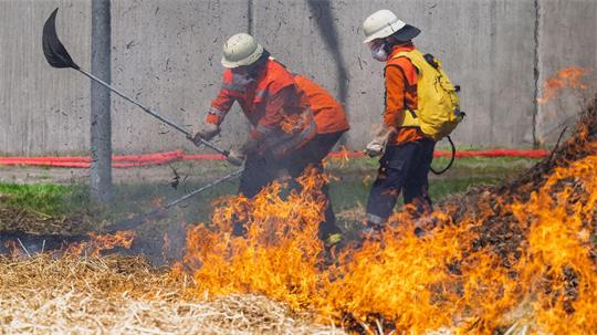 Junge Häftlinge lernen, wie Feuer gelöscht werden können.