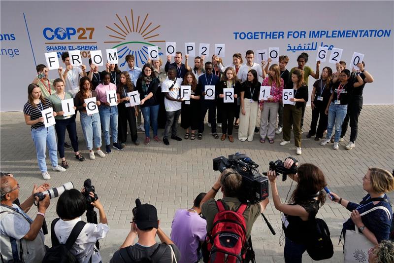 „Gang hochschalten”: Klimakonferenz-Präsident mahnt zu Tempo Junge Klimaaktivisten halten in Scharm el Scheich Schilder mit der Aufschrift «From COP27 To G20 Fight For 1.5°».