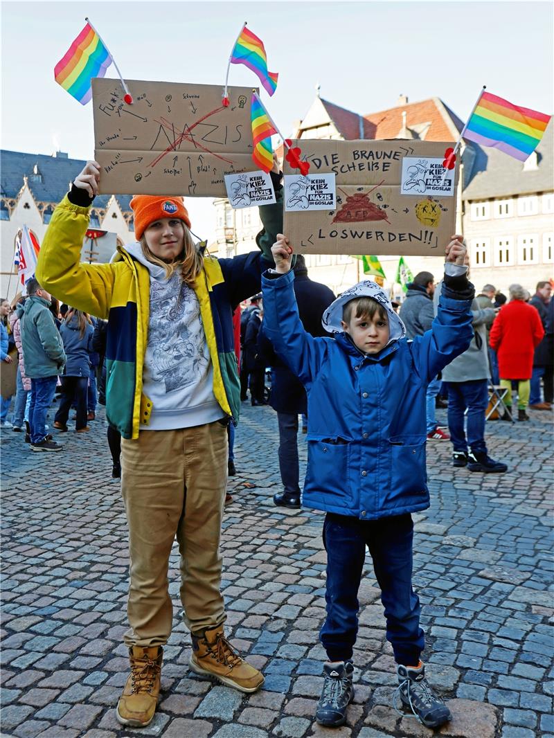 Auf dem Marktplatz rücken sie alle zusammen Junge Köpfe, klare Meinung.