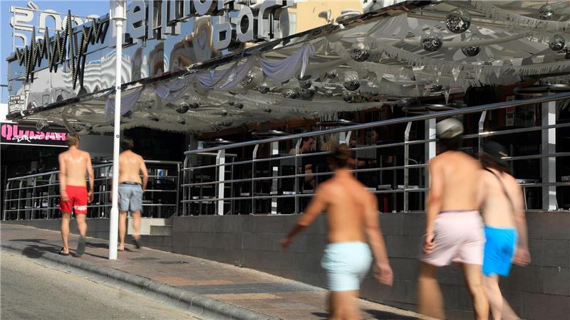Junge Männer gehen mit nacktem Oberkörper auf Mallorca spazieren. (Archivbild)