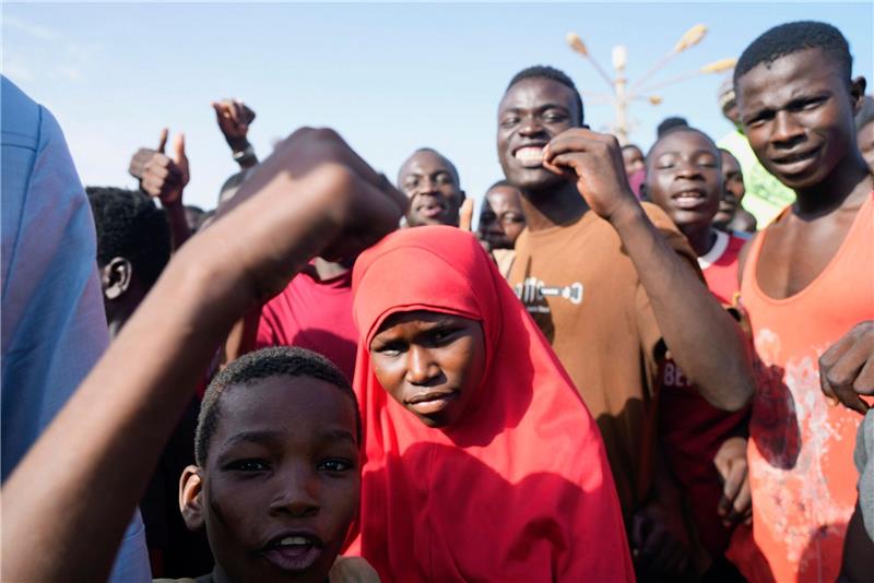 Trotz Ultimatum: Französischer Botschafter bleibt im Niger Junge Menschen im Niger. Der französische Präsident Emmanuel Macron besteht darauf, dass auch nach dem Putsch trotz eines gestellten Ultimatums Frankreichs Botschafter im Land bleiben soll.