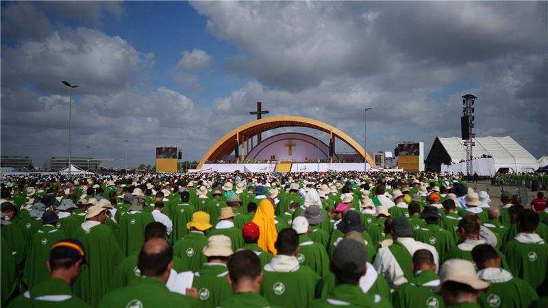Junge Menschen lauschen Papst Leo XIV. beim Jugendjubiläum auf dem Tor Vergata Feld 