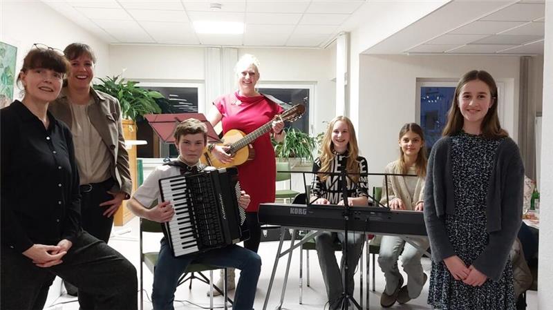 Festliche Traditionsveranstaltungen in der Goldenen Aue Junge Musiker der Realschule Goldene Aue besuchen Seniorenheime der Region.