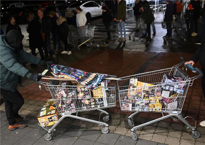 Verkaufsstart für Silvesterfeuerwerk – und Einsatzkräfte in Sorge Junge Niederländer sind extra angereist, um zu Beginn des Verkaufs von Silvesterfeuerwerk bei einem Discounter in der Grenzregion deutsches Feuerwerk einzukaufen.