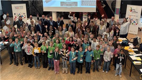 Junge Stimmen treffen erfahrene Entscheider: Schüler und Politiker gemeinsam bei der Kinderkonferenz im Kreishaus.