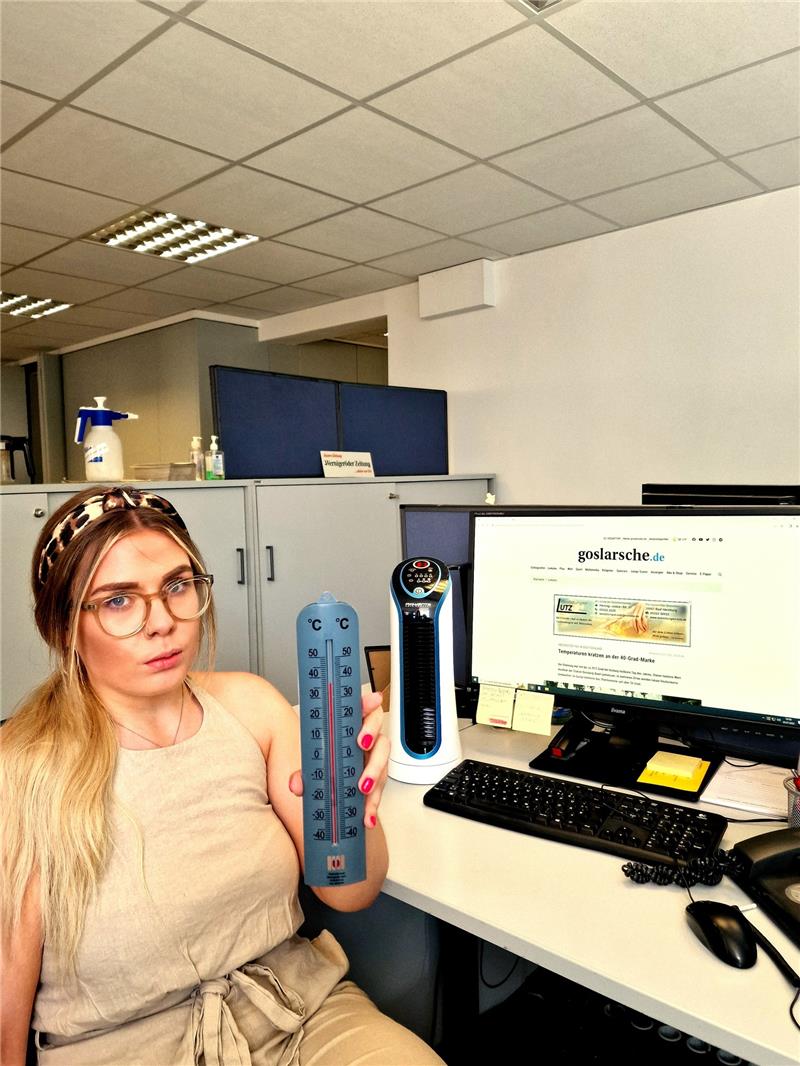 Die GZ sucht das „heißeste Foto“ der Region Junge-Szene-Mitarbeiterin Alessa Otte schwitzt bei 36 Grad in der Redaktion der Goslarschen Zeitung. Foto: Sowa