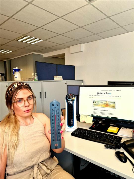 Junge-Szene-Mitarbeiterin Alessa Otte schwitzt bei 36 Grad in der Redaktion der Goslarschen Zeitung. Foto: Sowa