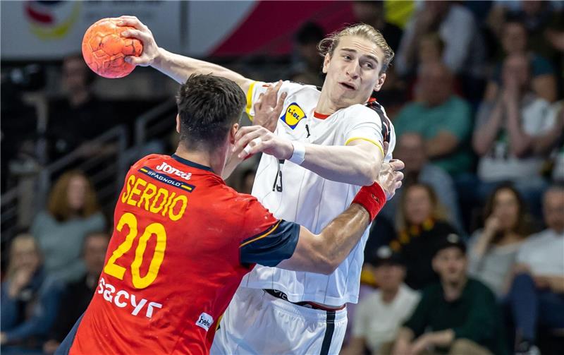 Erster Sieg im Euro-Cup: DHB-Team glänzt gegen Spanien Juri Knorr (r) und die DHB-Auswahl setzten sich gegen Spanien durch.