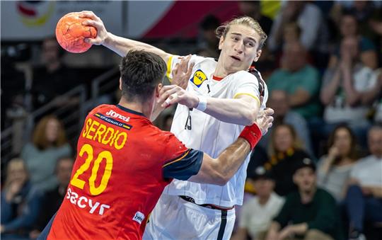 Juri Knorr (r) und die DHB-Auswahl setzten sich gegen Spanien durch.
