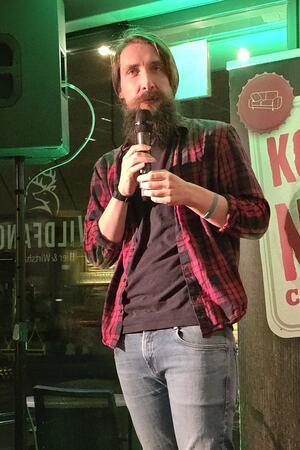 Derbe Flachwitze, aber die Oma kommt verdammt gut an Juri von Stavenhagen präsentiert sein Talent im Rap.
