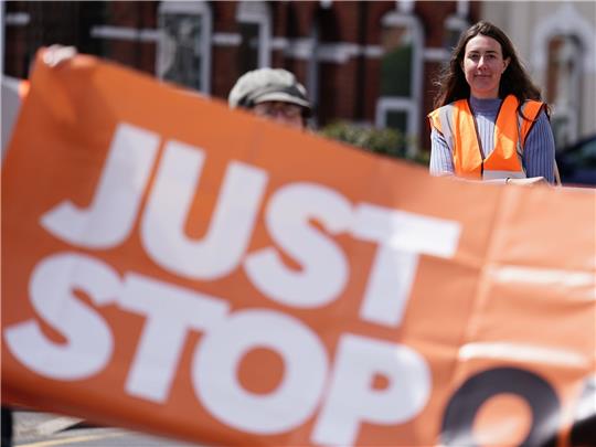 Just Stop Oil-Demonstranten nehmen an einem Protestmarsch in London teil.