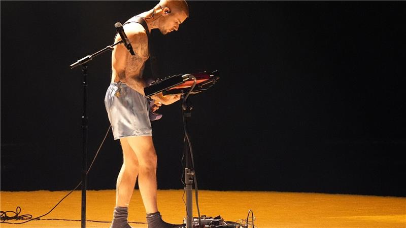 Justin Bieber singt in Boxershorts.