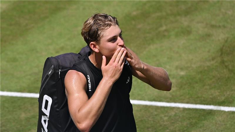 Nach Paris-Frust: Zverev erreicht Halbfinale in Stuttgart Justin Engel wurde mit Applaus verabschiedet.