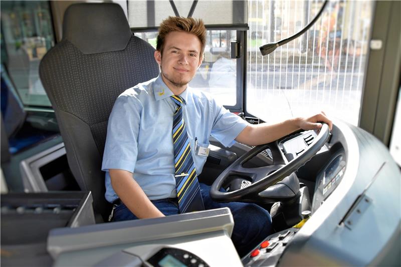 Justin Hausmann ist der jüngste Busfahrer Goslars Justin Hausmann ist leidenschaftlicher Busfahrer – und der jüngste im Bereich Goslar. Fotos: Neumann