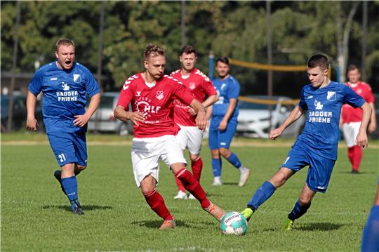 Justin-Niclas Rimbach (r.) erzielt für die FG Vienenburg/Wiedelah beim 6:0 gegen den TSV Gielde drei Treffer und trägt dazu bei, dass sein Team weiter im Rennen um die Meisterschaft ist.  Foto: GZ-Archiv