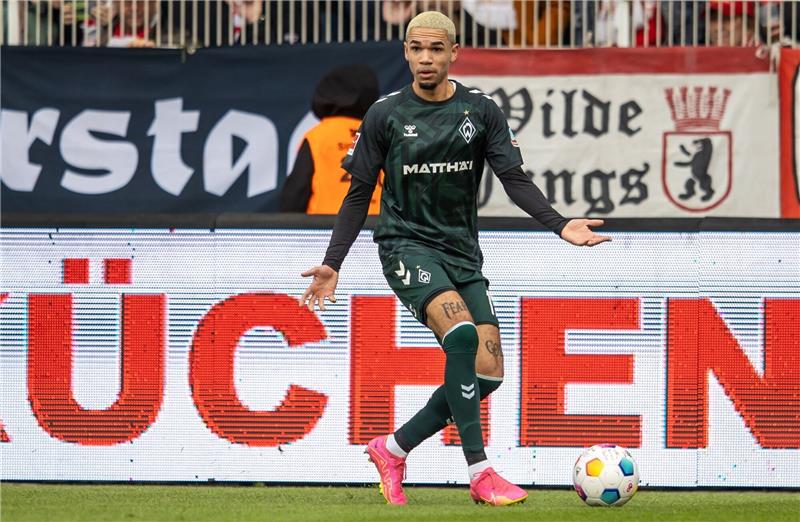 Justin Njinmah von Werder Bremen spielt den Ball.