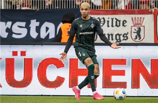 Justin Njinmah von Werder Bremen spielt den Ball.