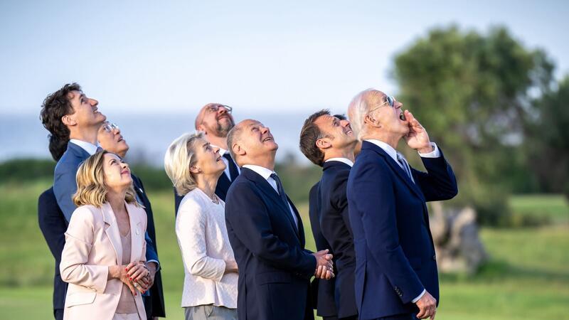 Der tattrige Präsident? Biden sorgt für Gesprächsstoff Justin Trudeau (l-r), Fumio Kishida, Giorgia Meloni, Ursula von der Leyen, Charles Michel, Olaf Scholz, Emmanuel Macron und Joe Biden beobachten Fallschirmspringer am Himmel, beim Gipfeltreffen der G7-Staaten in Borgo Egnazia bei Bari.