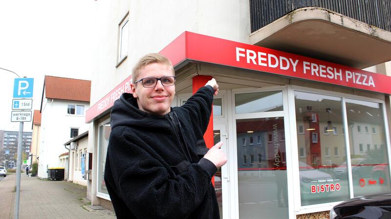 Justin von Hoff vor der Jürgenohler Filiale, die er ab Mai führt.