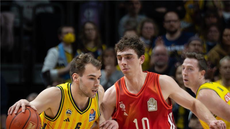 Justinian Jessup (M) war gegen Braunschweig bester Bayern-Werfer. (Archivbild)