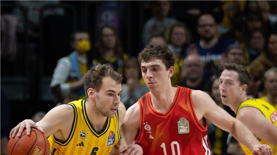 Justinian Jessup (M) war gegen Braunschweig bester Bayern-Werfer. (Archivbild)