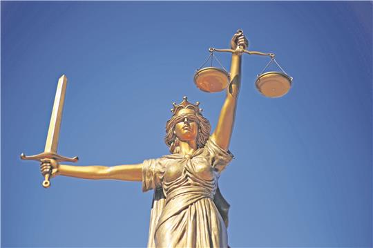 Justitia respektive das Schöffengericht muss sich mit der Frage beschäftigen, ob die Vorfälle zwischen dem 44-Jährigen und seiner Schwiegermutter ein Raub oder nur ein Familienzwist waren. Symbolfoto: Pixabay
