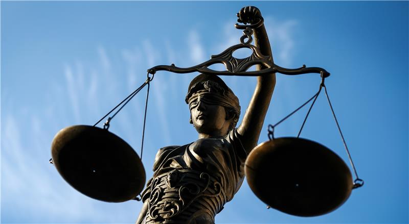 Häusliche Gewalt: Haft auf Bewährung für 27-Jährigen Justizia hat entschieden: Wegen häuslicher Gewalt erhält ein 27-Jähriger anderthalb Jahre Haft – ausgesetzt auf Bewährung. Das Urteil ist mit mehreren Auflagen verknüpft.