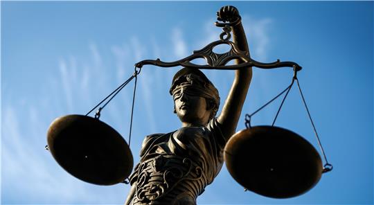 Justizia hat entschieden: Wegen häuslicher Gewalt erhält ein 27-Jähriger anderthalb Jahre Haft – ausgesetzt auf Bewährung. Das Urteil ist mit mehreren Auflagen verknüpft.