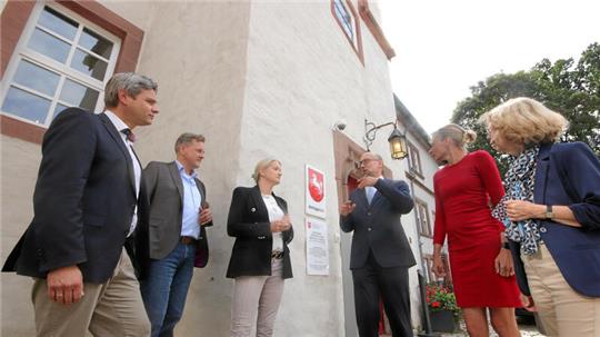 Justizministerin Kathrin Wahlmann (3.v.li.) vorm Amtsgericht Bad Gandersheim im Gespräch mit den beiden Amtsgerichtsdirektoren Burkard Klemke (Seesen, links von ihr) und Christian Bendel (Bad Gandersheim, rechts von ihr). SPD-Landtagsabgeordneter Rene Kopka (li.), Richterin Ines Löning (2.v.re.) und Bad Gandersheims Bürgermeisterin Franziska Schwarz begleiten den Besuch.