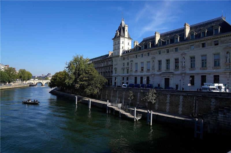 Fotograf soll 17 Frauen missbraucht haben - Prozessauftakt Justizpalast in Paris. Ein 38-jähriger Fotograf soll 17 Frauen bei Fotoshootings sexuell missbraucht haben.