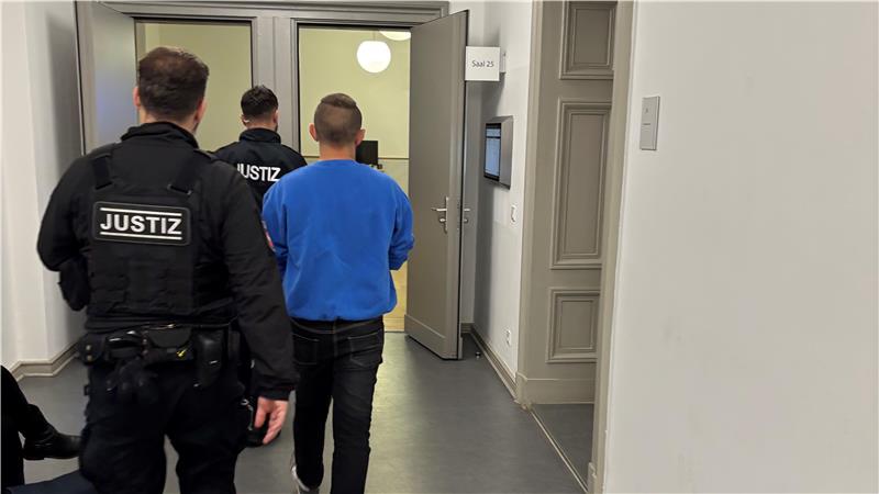 Justizvollzugsbeamte führen den Angeklagten aus Braunlage in den Saal des Landgerichts Braunschweig.