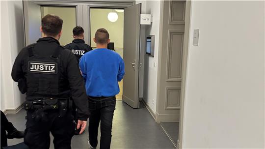 Justizvollzugsbeamte führen den Angeklagten aus Braunlage in den Saal des Landgerichts Braunschweig.