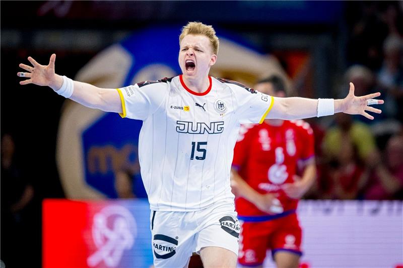 Justus Fischer freut sich über ein Tor.