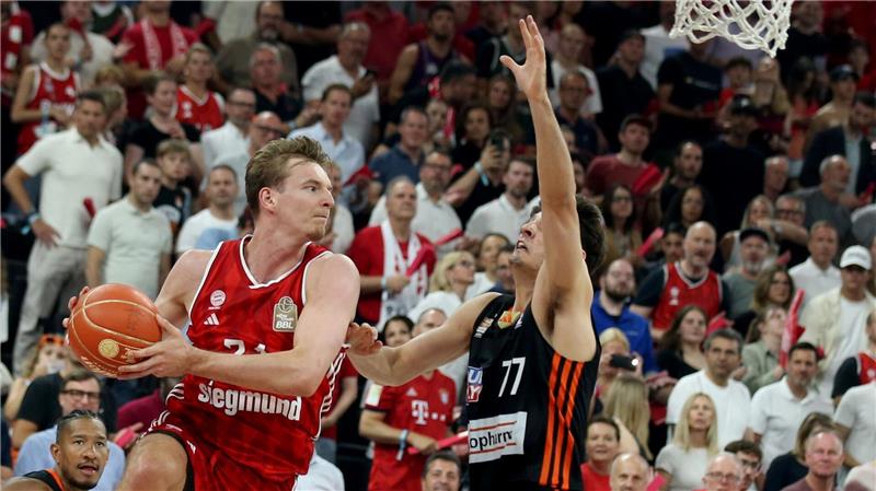 Bier, Zigarren, Veilchen: Bayern feiern Basketball-Triumph Justus Hollatz (links) und Ben Saraf kämpfen um den Ball.