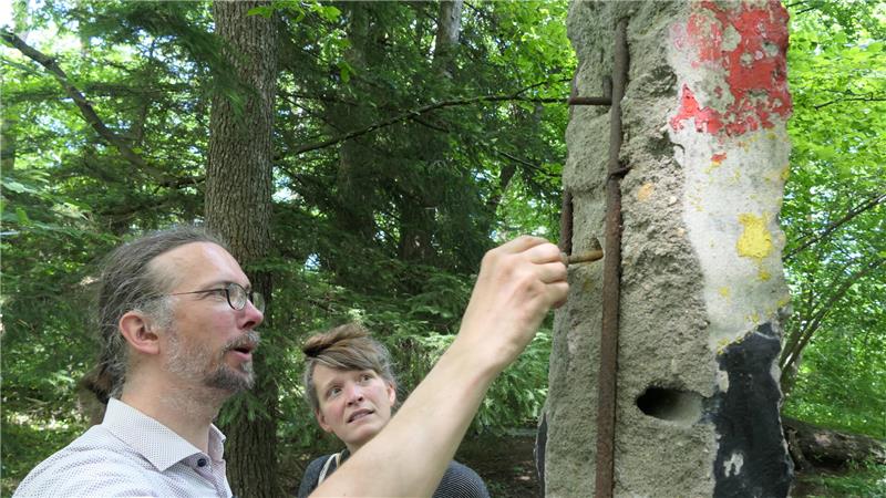 Forscher legen Buch über Stapelburgs reiche Geschichte vor Justus Vesting und Sarah Schröder an einer Grenzsäule im Wald bei Stapelburg. Vesting und Schröder haben ein Buch des Landesamtes für Denkmalpflege in Sachsen-Anhalt zur Geschichte Stapelburgs herausgegeben.
