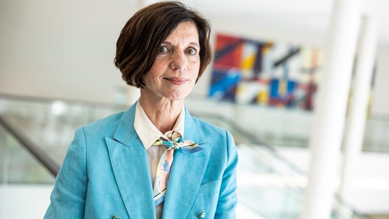 Allmendinger will Wissenschaft in Niedersachsen stärken Jutta Allmendinger, Soziologin, steht im Gebäude vom Niedersächsischen Landtag.
