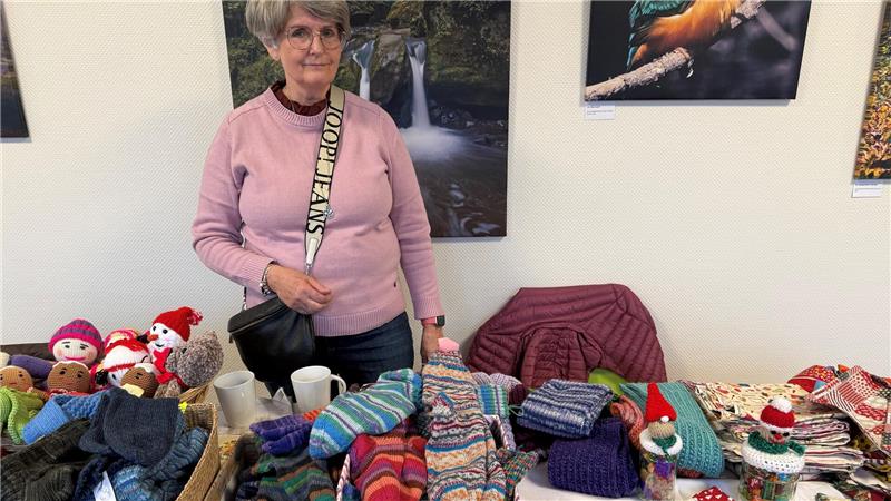 Jutta Hesse präsentiert gestrickte, gehäkelte und genähte Einzelstücke.