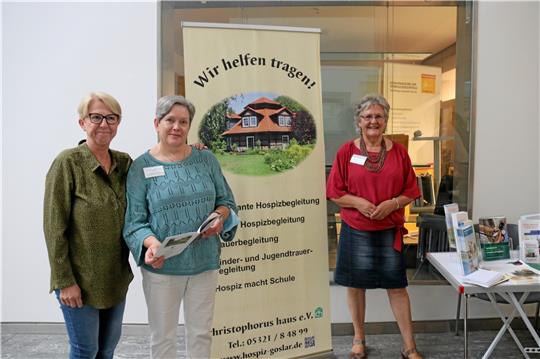 Jutta Noël (von links), Simone Alberti und Anka Trumpfheller vom Christophorus-Haus betreuen Sterbende. Foto: Hartmann