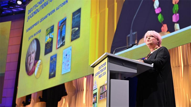 Jutta Richter erhielt den mit 12.000 Euro dotierten Deutschen Jugendliteraturpreis 2026. 