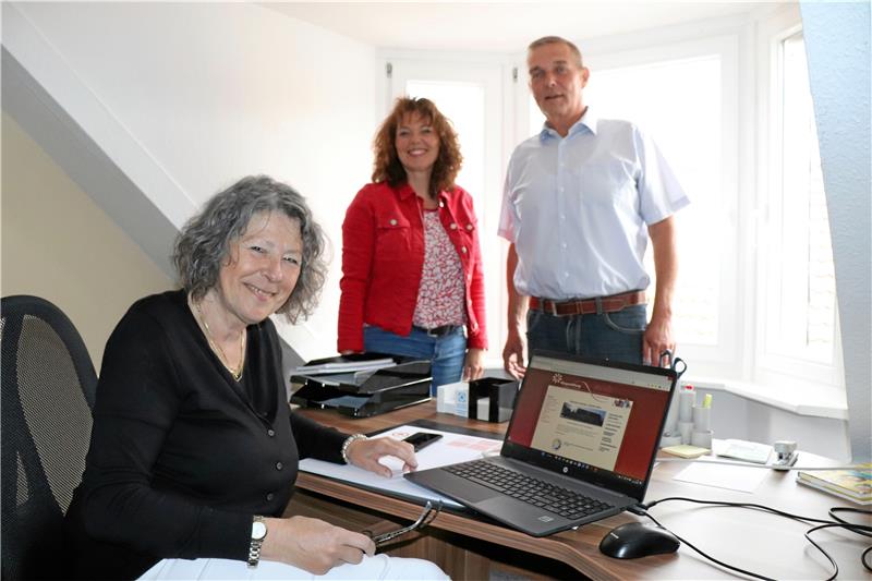 Ehemalige Realschulrektorin Schober verstärkt Bürgerstiftung Jutta Schober ist die Neue in der Bürgerstiftung, dort begrüßt von Maren Zellmer und Meinhardt Fulst. Foto: Kaspert