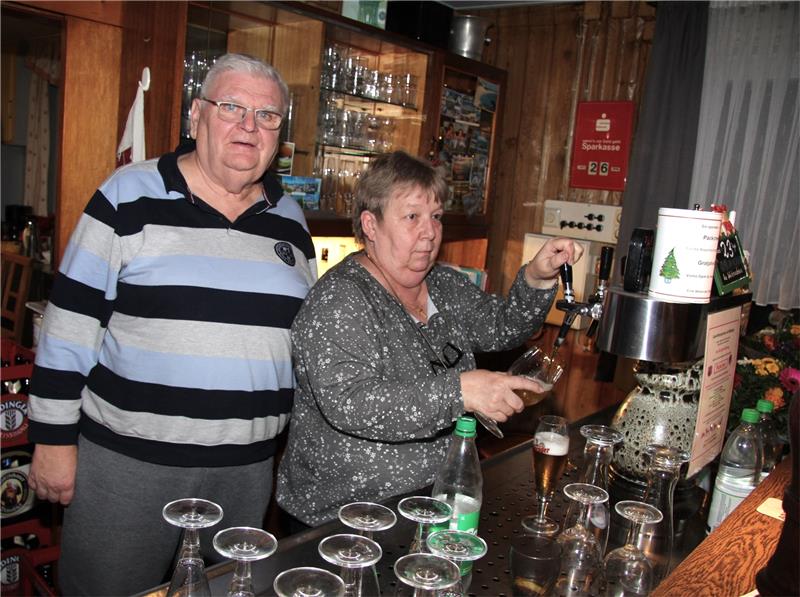 „Eichberg-Klause“ in Gielde schließt für immer Jutta und Hans-Jürgen „Hahne“ Zalesinski stellen sich für den Fotografen hinter die Theke, und Jutta Zalesinski zapft ein frisches Bier. Fotos: Hohaus