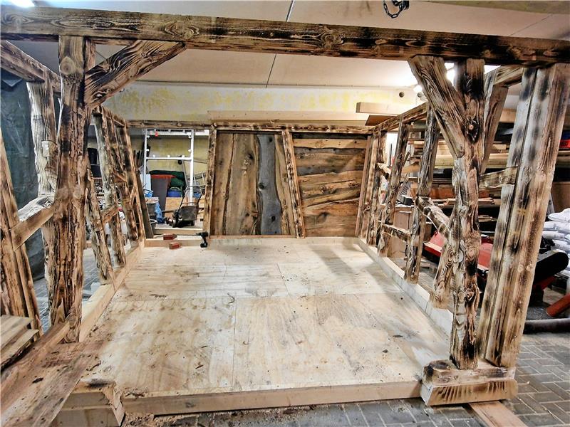 KBG-Mitarbeiter Björn Klapproth ist federführend für den Bau des Hexenhäuschens verantwortlich. Bis Walpurgis muss es auf jeden Fall fertig sein. Foto: Knoke
