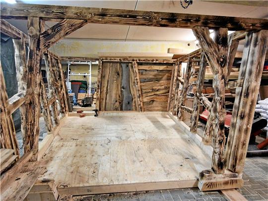 KBG-Mitarbeiter Björn Klapproth ist federführend für den Bau des Hexenhäuschens verantwortlich. Bis Walpurgis muss es auf jeden Fall fertig sein. Foto: Knoke