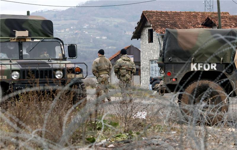 Britische Soldaten für Verstärkung der KFOR-Truppe im Kosovo KFOR-Soldaten bewachen einen Kontrollpunkt in der Nähe des nördlichen Kosovo-Grenzübergangs von Jarinje. (Archiv)