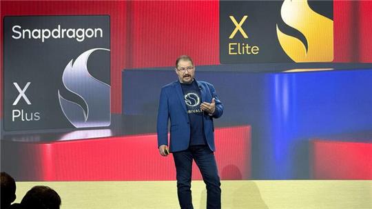 KI-Laptops mit dem Chipsystem Snapdragon X Plus sollen weniger als 1.000 Euro kosten, verspricht Qualcomm-CEO Cristiano Amon.